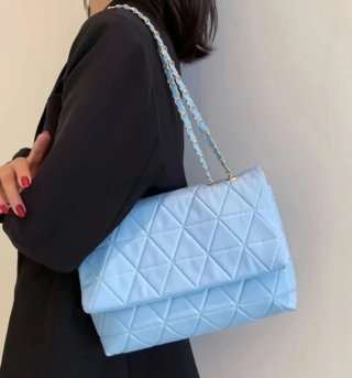 Bolso acolchado azul claro con cadena