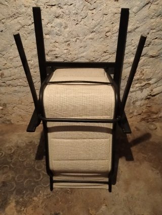 Silla de terraza beige y gris
