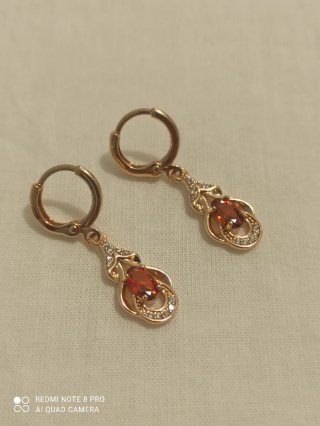 Pendientes chapados en oro con piedras naranjas