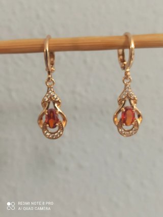 Pendientes chapados en oro con piedras naranjas