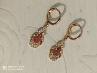 Pendientes chapados en oro con piedras naranjas