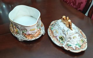 Sopera de porcelana con detalles dorados
