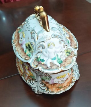 Sopera de porcelana con detalles dorados