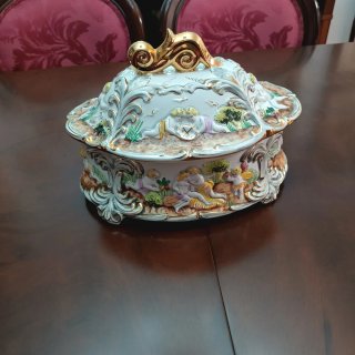 Sopera de porcelana con detalles dorados