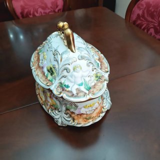 Sopera de porcelana con detalles dorados