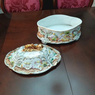 Sopera de porcelana con detalles dorados