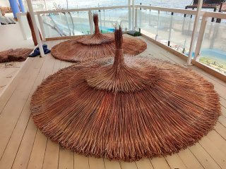 Sombrillas de sisal y madera