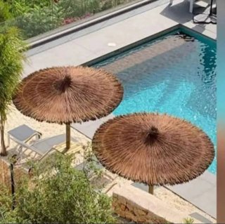 Sombrillas de sisal y madera