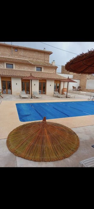 Sombrillas de sisal y madera