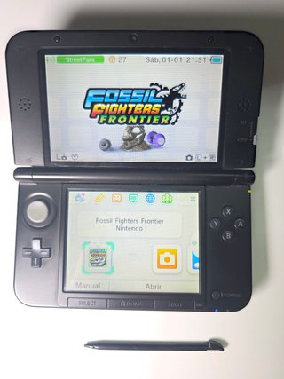 Nintendo 3DS XL Negra + Juego Fossil Fighters