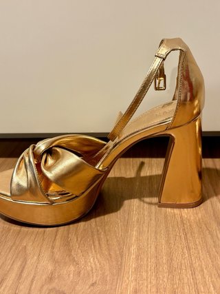 Sandalias doradas tacón alto plataforma