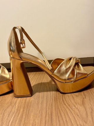 Sandalias doradas tacón alto plataforma