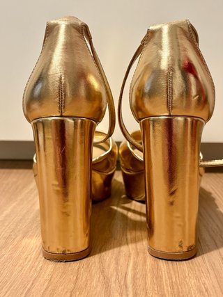 Sandalias doradas tacón alto plataforma