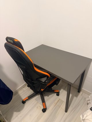 Silla gaming y mesa escritorio