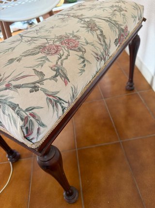 Taburete tapizado floral madera