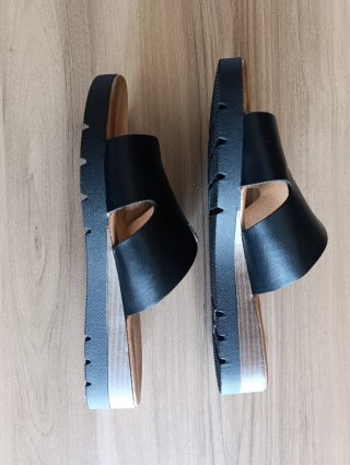 Elegantes sandalias cuña negras