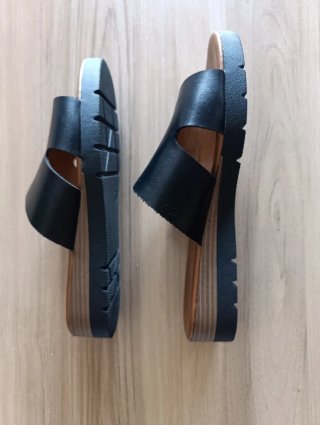 Elegantes sandalias cuña negras