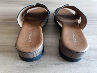 Elegantes sandalias cuña negras