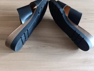 Elegantes sandalias cuña negras