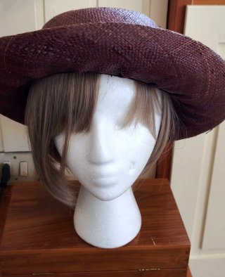 Cappello di paglia marrone elegante