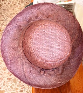 Cappello di paglia marrone elegante