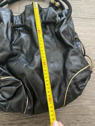 Bolso negro con detalles dorados