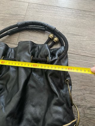 Bolso negro con detalles dorados