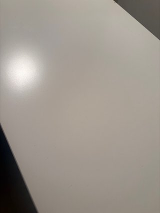 2 banquetas blancas de madera