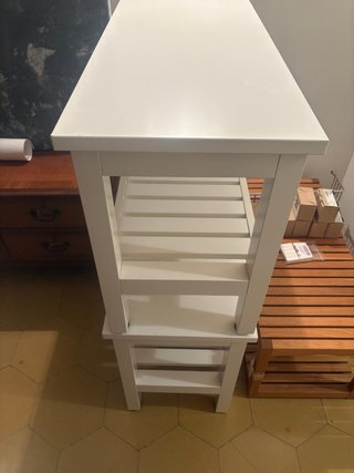 2 banquetas blancas de madera