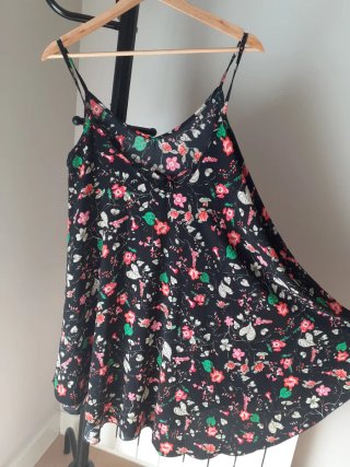 Vestido negro estampado floral