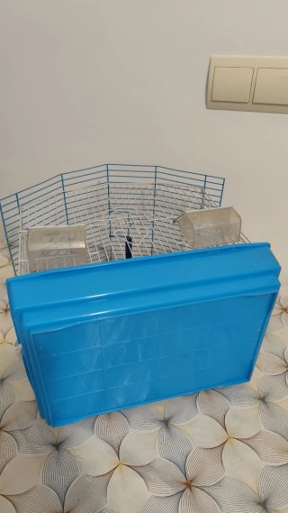 Jaula para pájaro azul y blanco