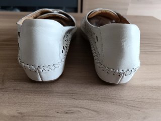 Zapatilla Pikolinos calada crema
