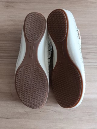Zapatilla Pikolinos calada crema