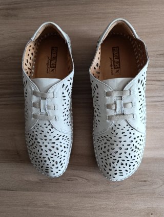 Zapatilla Pikolinos calada crema