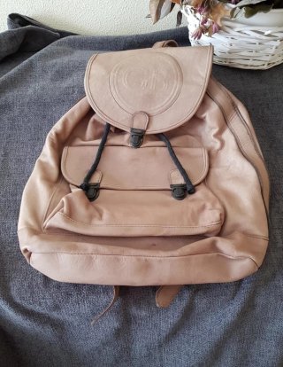 Mochila de cuero beige con logo