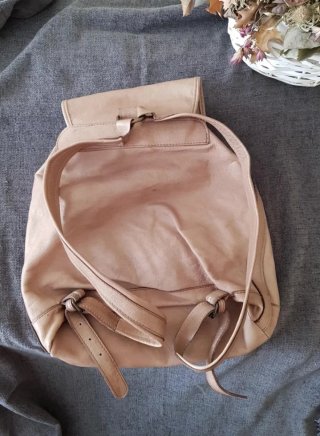 Mochila de cuero beige con logo