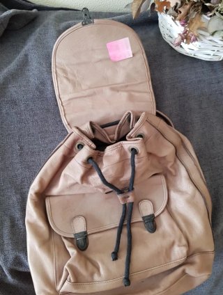 Mochila de cuero beige con logo