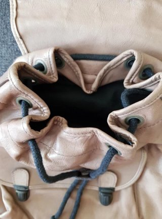 Mochila de cuero beige con logo
