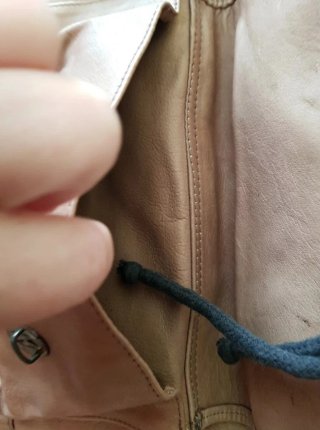 Mochila de cuero beige con logo