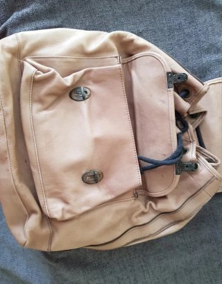Mochila de cuero beige con logo