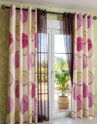 Cortinas y barra beige y rosa