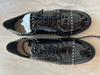 Zapatos Massimo Dutti negros charol tachuelas
