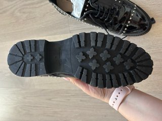 Zapatos Massimo Dutti negros charol tachuelas