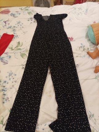 Mono negro con lunares blancos