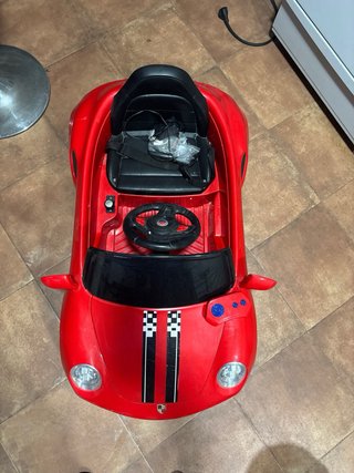 Coche eléctrico rojo con mando teledirijo