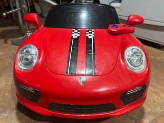 Coche eléctrico rojo con mando teledirijo