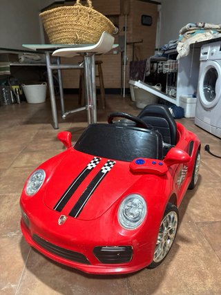 Coche eléctrico rojo con mando teledirijo