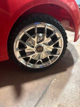 Coche eléctrico rojo con mando teledirijo