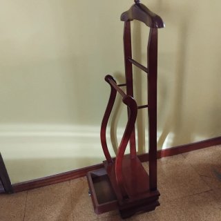 Galán de noche madera oscura
