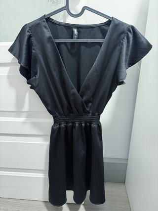 Vestido corto negro satinado con escote cruzado